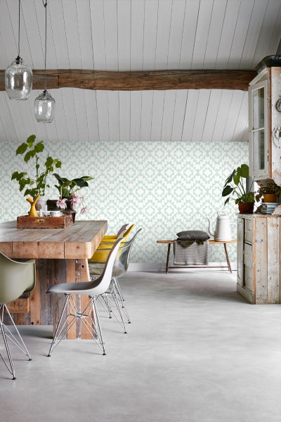 Esszimmer mit Holztisch, Stühlen und gemusterter Tapete