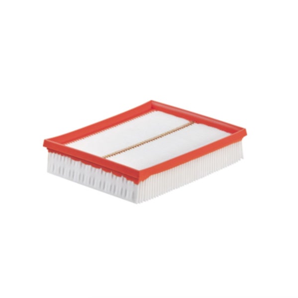 Hohes, graues Metallregal mit fünf Böden und einer Frau für den Größenvergleich