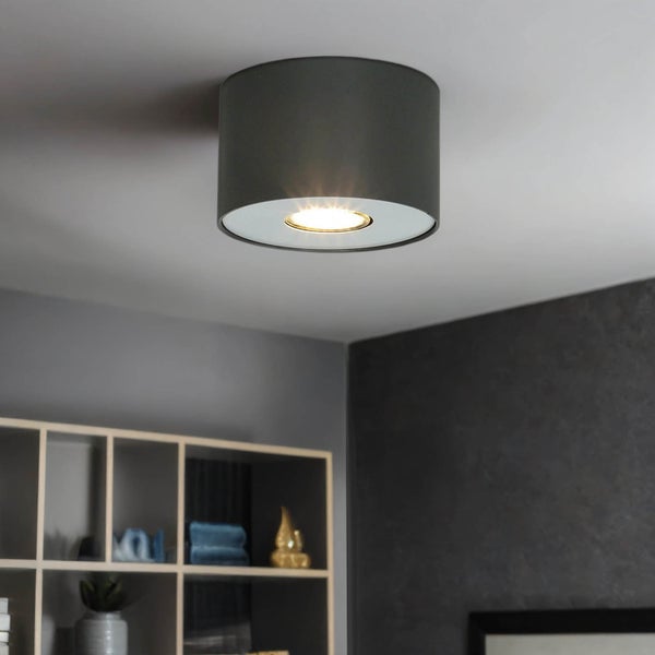 Graue Deckenleuchte aus Stoff im Raum