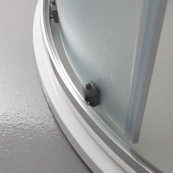 Detailansicht einer Duschkabine mit Eckeinstieg und Schiebetür