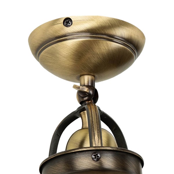 Detailaufnahme einer Deckenleuchte im Retro-Stil mit Metallelementen