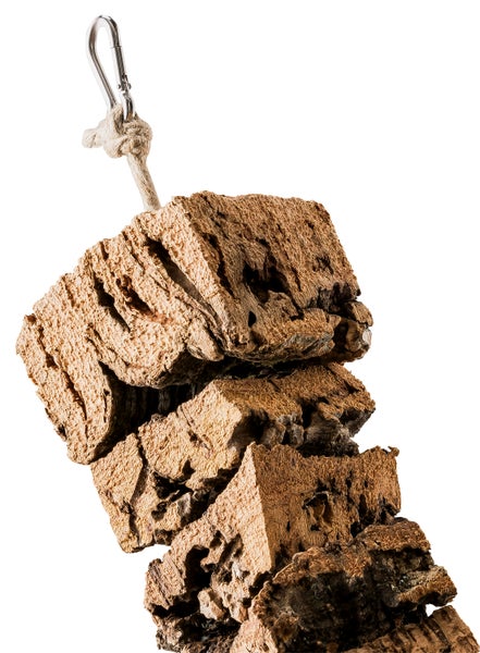 Vogelspielzeug aus Naturkorkrinde mit Seil und Karabinerhaken.