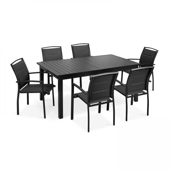 Gartenmöbel-Set bestehend aus einem rechteckigen Tisch mit Lattenoberfläche und sechs Stühlen mit Armlehnen aus Metall und Textilgewebe.