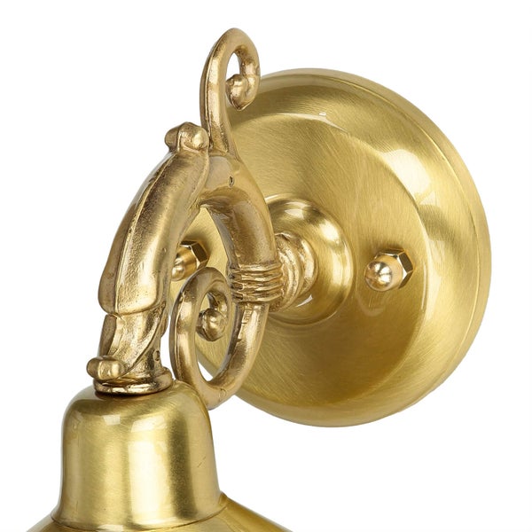 Goldene Wandleuchte im klassischen Design