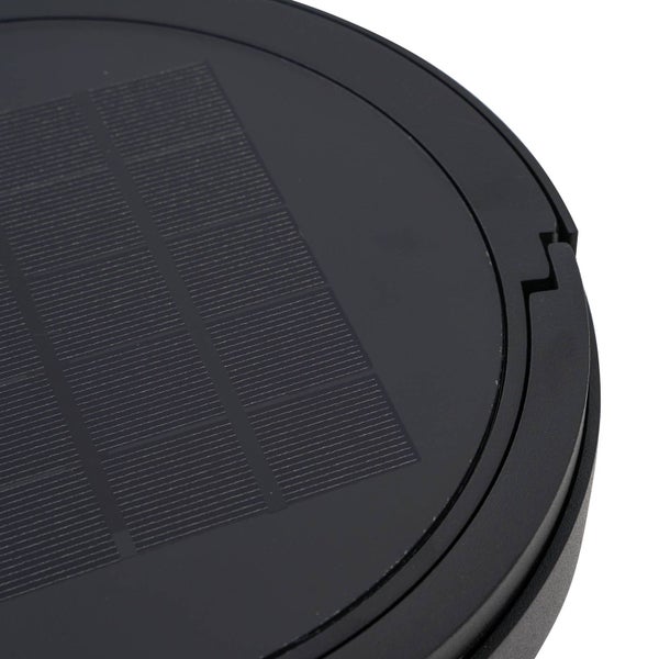 Nahaufnahme eines runden Solarpaneels für eine Gartenleuchte aus Kunststoff.