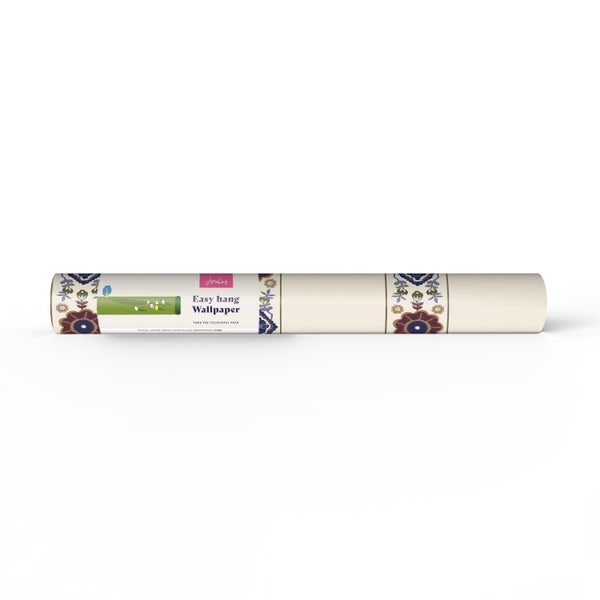 Joules Vliestapete auf Rolle mit Blumen- und Ornamentmuster.