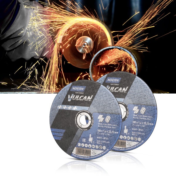 Norton Vulcan Trennscheiben für Stahl und Edelstahl, 180 mal 1,6 mal 22,23 Millimeter. Szene mit Trennen eines Metallrohrs und Funkenflug.