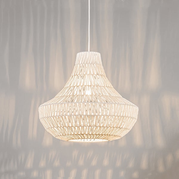 Pendelleuchte mit geflochtenem Schirm aus weißem Seil in Glockenform.