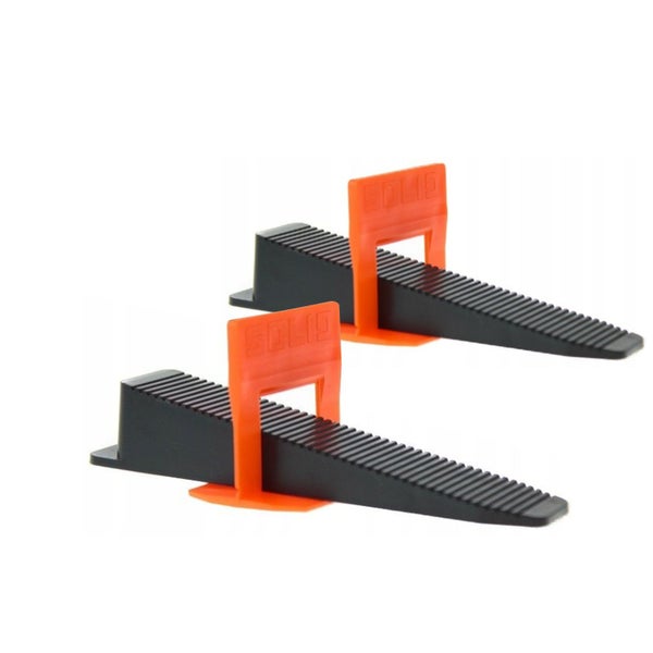 Zwei Fliesenverlegekeile mit Zuglasche