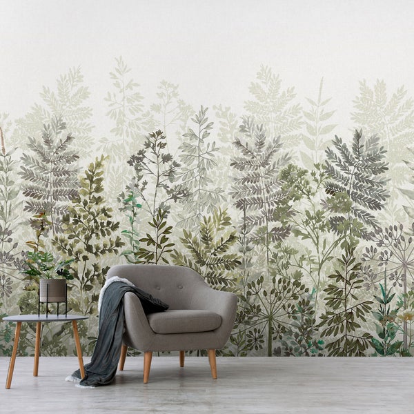 Wohnzimmer mit Fototapete mit Pflanzenmotiv, Sessel und Beistelltisch mit Pflanze