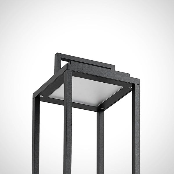 Schwarze Außenwandleuchte mit modernem rechteckigem Rahmen und weißem Diffusor.