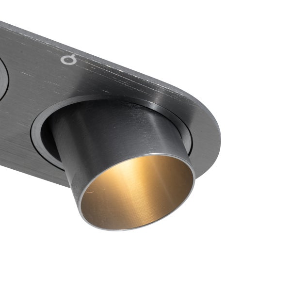 Nahaufnahme eines modernen LED-Strahlers aus gebürstetem Metall mit verstellbarem Zylinderkopf und warmem Licht.