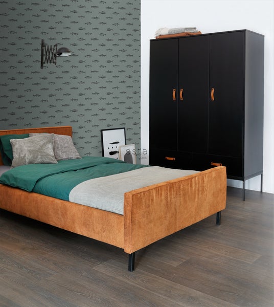 Schlafzimmer mit Bett, Kleiderschrank und gemusterter Tapete