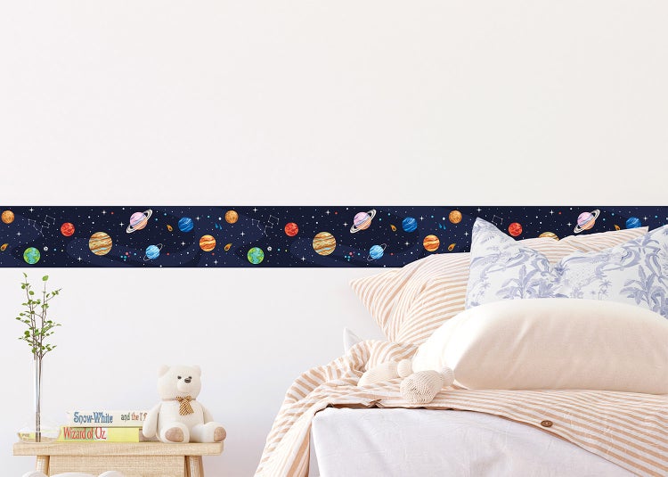 Selbstklebende Wandbordüre mit Weltraum-Motiv, Planeten, Sternen und Sternbildern im Kinderzimmer.