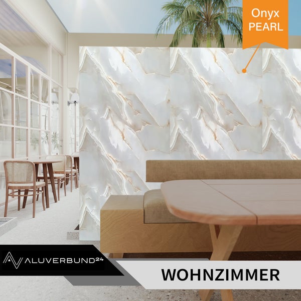 Wohnzimmer mit Onyx Pearl Wandpaneelen und Holztisch