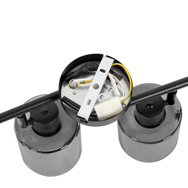 Deckenleuchte 2-flammig mit geriffelten Glasschirmen und runder Halterung mit Montagebügel.