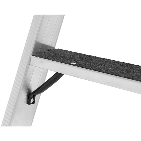 Detail einer Trittleiter mit rutschfester Stufe