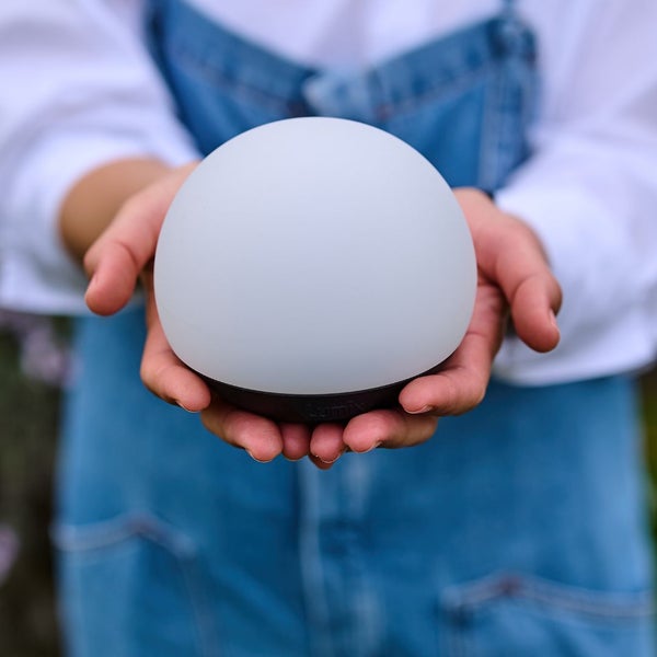 Person hält eine Lumix Lampe in ihren Händen