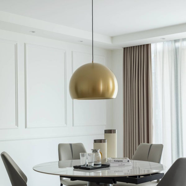 Messingfarbene Pendelleuchte mit Maßen: Durchmesser 50 Zentimeter, Höhe 37 Zentimeter, Gesamthöhe 163 Zentimeter, Baldachin 12 mal 4 Zentimeter.