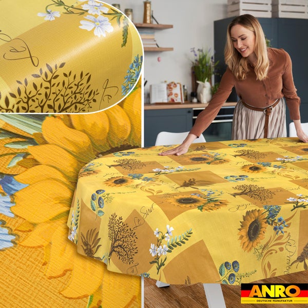 Eine Frau legt eine gelbe Tischdecke mit Sonnenblumenmuster auf einen Tisch in einer Küche, Detailaufnahmen der Textur und das ANRO Logo sind sichtbar.