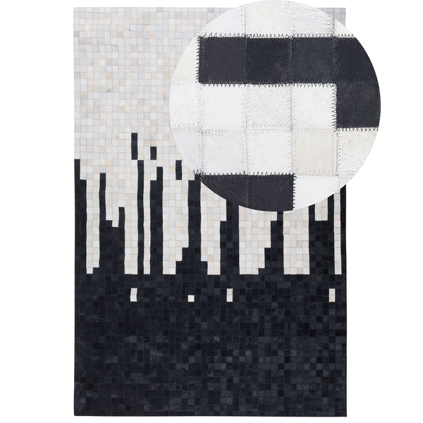 Kronleuchter über Esstisch mit Geschirr und Blumendekoration