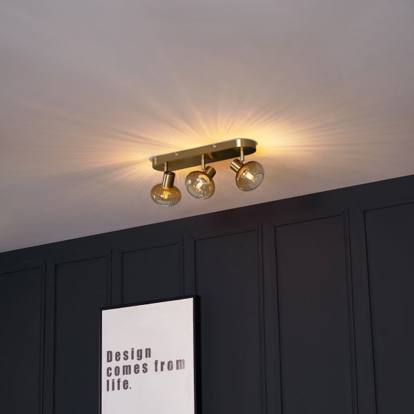 Deckenleuchte mit drei Strahlern im Wohnraum