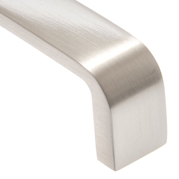 Ein moderner Möbelgriff aus gebürstetem Metall mit rechtwinkligem Design.