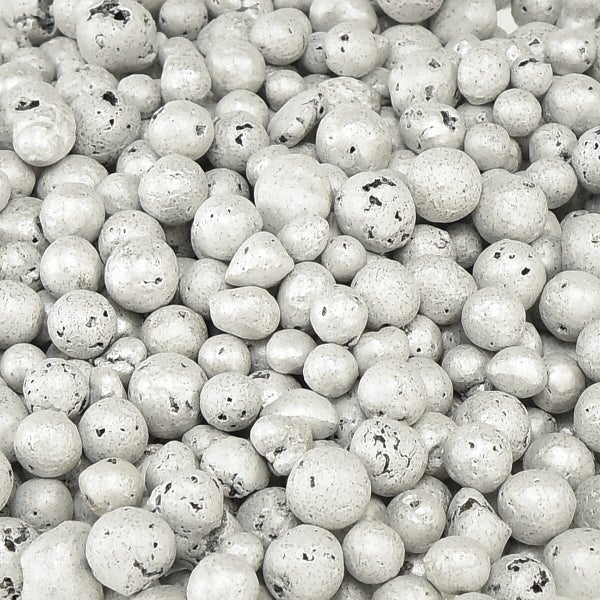 Blaues Stuhlkissen mit Befestigungsbändern aus strukturiertem Stoff für Gartenstühle.