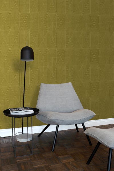 Szene mit geometrischer Tapete, Sessel, Beistelltisch und Stehlampe