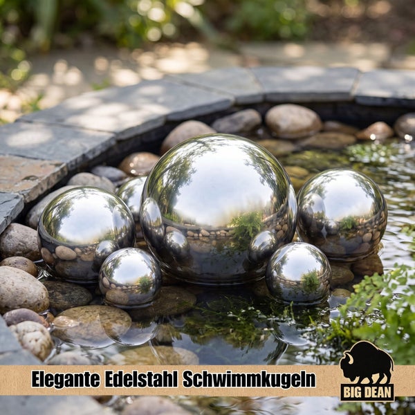 Set aus spiegelnden Edelstahl Schwimmkugeln in verschiedenen Größen als Gartendeko für Teich oder Garten.