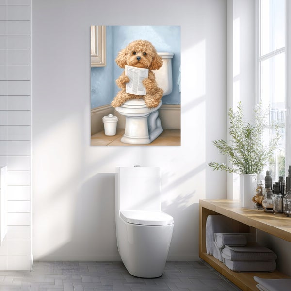 Wandbild mit einem Pudel, der auf einer Toilette Zeitung liest, in einem modernen Badezimmer mit WC und Holzregal.