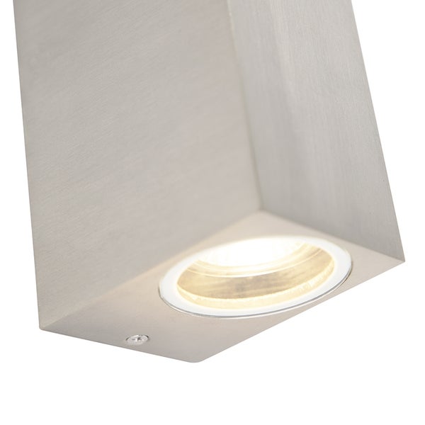 LED-Wandleuchte aus gebürstetem Metall, Nahaufnahme der Unterseite mit Leuchtmittel.