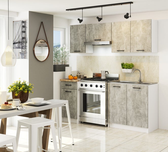 Helle Küche mit Küchenschränken, Herd, Dunstabzugshaube, Esstisch und Stühlen