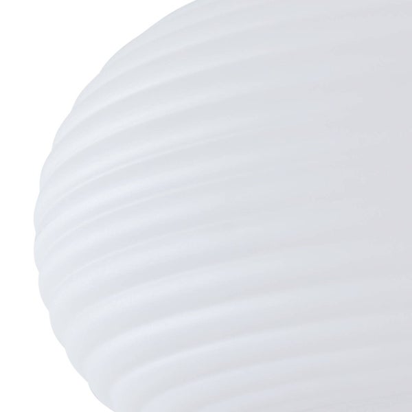 Nahaufnahme einer weißen, geriffelten Oberfläche mit horizontaler Wellenstruktur.