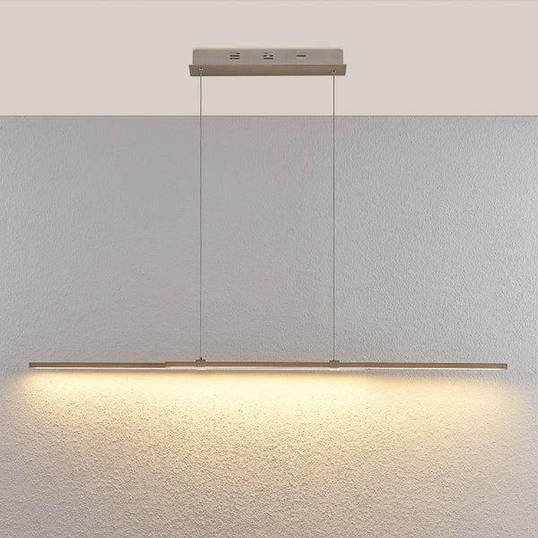 Moderne LED-Pendelleuchte mit langer, schmaler Lichtleiste aus Metall, aufgehängt an zwei dünnen Seilen.