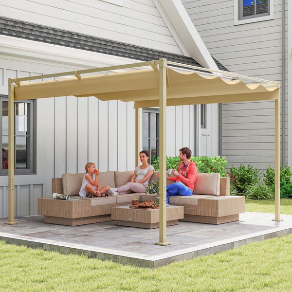 Familie unter einer freistehenden Pergola mit beigem, ausziehbarem Textildach auf einer beigen Lounge-Sitzgruppe auf einer Terrasse.