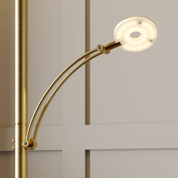 Detailansicht einer LED-Stehleuchte aus gebürstetem Metall mit einem verstellbaren gebogenen Arm und einem kreisförmigen Leuchtkopf.