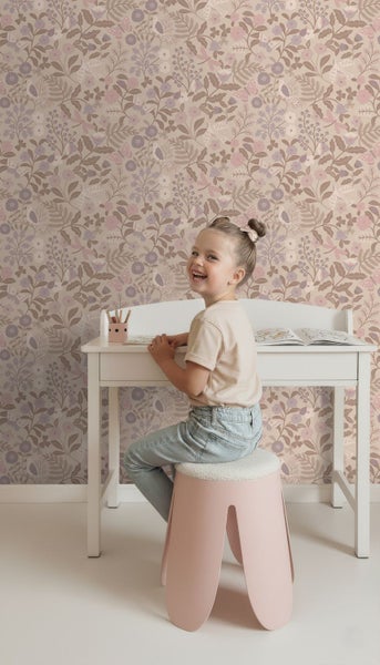 Vliestapete mit Blumenmustern, Vögeln und Schmetterlingen in einem hellen Kinderzimmer mit Schreibtisch und Hocker.