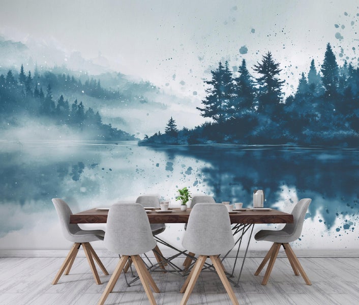 Wandbild mit Wald- und Seeansicht hinter Esstisch mit Stühlen