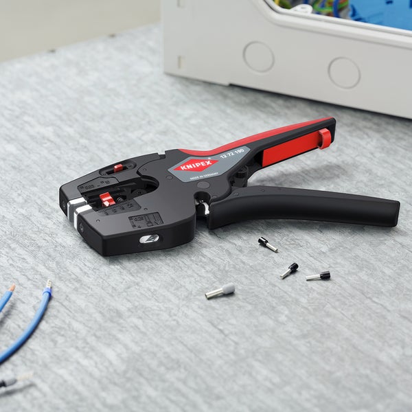 Knipex Logo, Abisolierzange mit Aderendhülsen und Kabeln