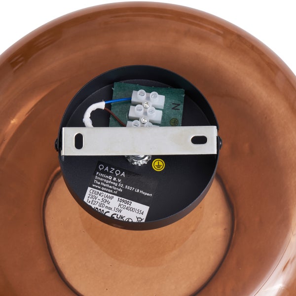 Innenansicht einer Deckenleuchte aus Metall mit Erdungssymbol