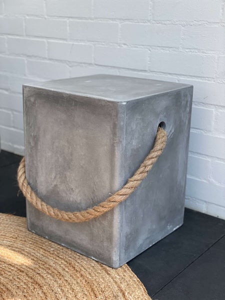Beton Hocker eckig mit Tau betongrau