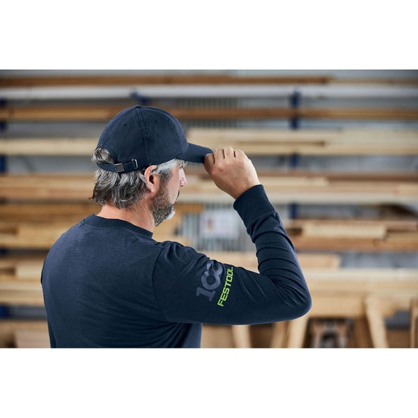 Mann mit Festool Logo Langarmshirt und Basecap