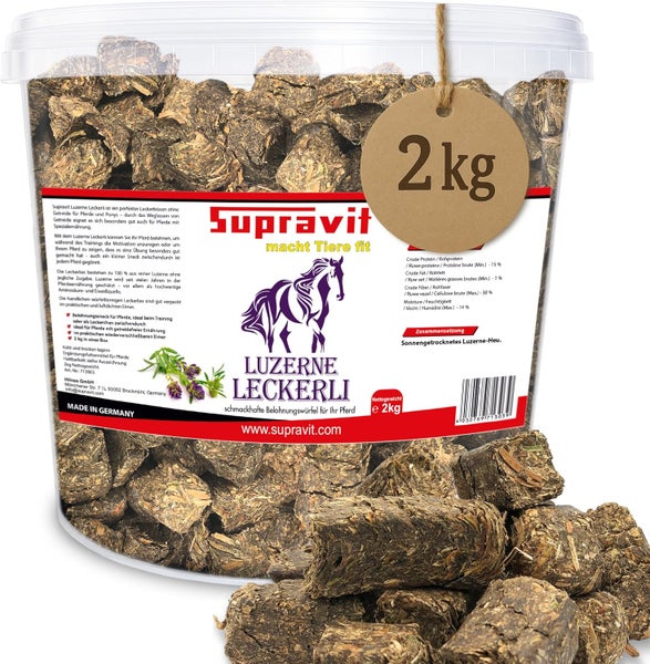 Supravit Luzerne Leckerli im 2 kg Eimer, ein getreidefreier Belohnungssnack für Pferde.
