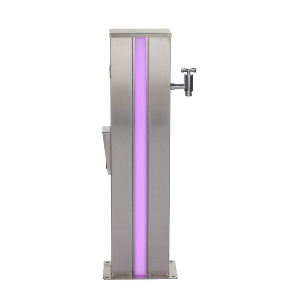 Wasserzapfsäule aus Edelstahl mit integrierter LED Beleuchtung und Wasserhahn.