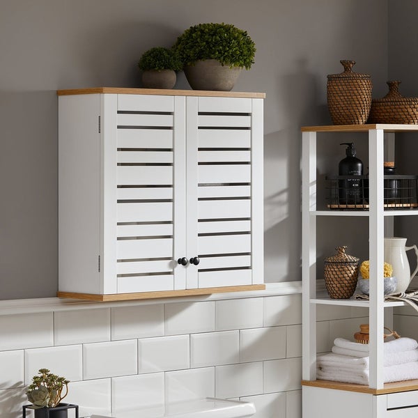 Badezimmer mit einem weißen Hängeschrank mit Lamellentüren und einem weißen Regal