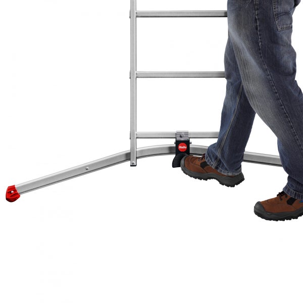 Detailansicht einer Leiter mit einer Person, die eine Stufe betritt und das Hailo Logo zeigt.