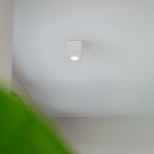 Quadratische Deckenleuchte im Innenraum