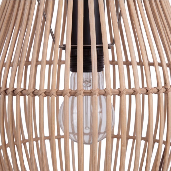 Nahaufnahme einer Lampe mit einem Lampenschirm aus Rattan und einer sichtbaren Glühbirne im Inneren.