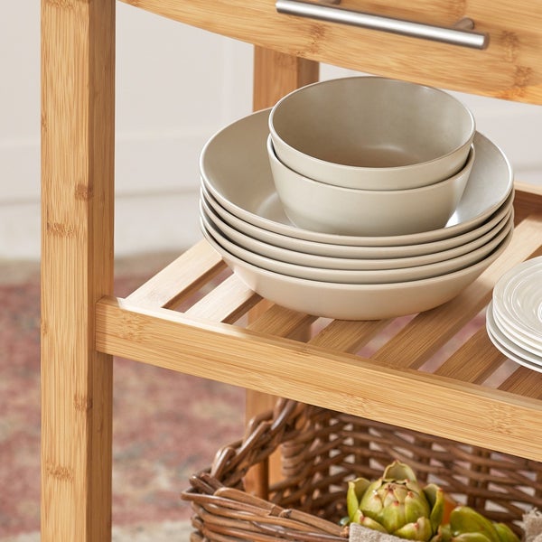 Detailaufnahme eines Bambusregals mit Geschirr und Korb